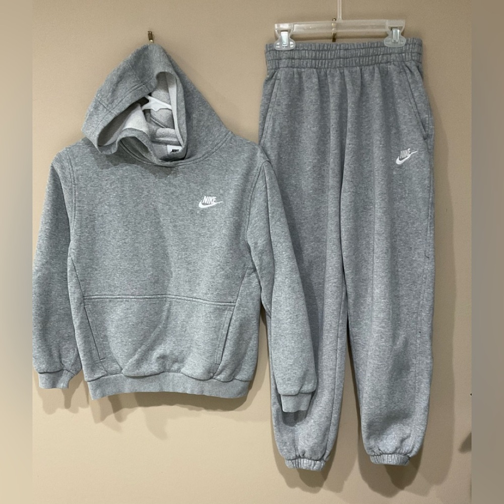 🌺🌺NIKE Teens Sweatshirt Size L- Sweatpants Size M Set